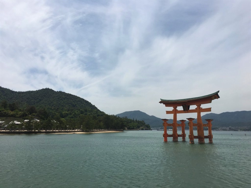 Floating Torii gate miyajima island
